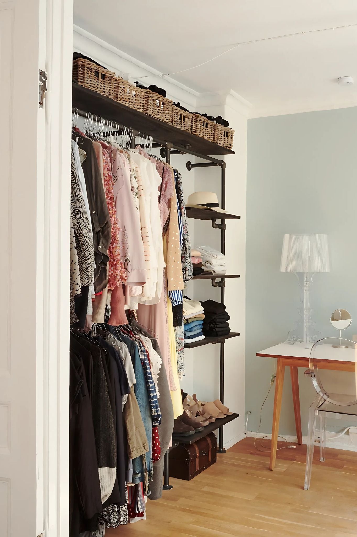 Walk-in closet: Så skapar du din egen – även i små utrymmen