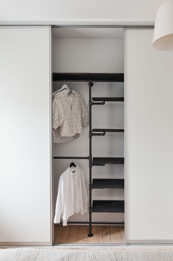 Offene Garderobe vs. Kleiderschrank – was solltest du wählen?