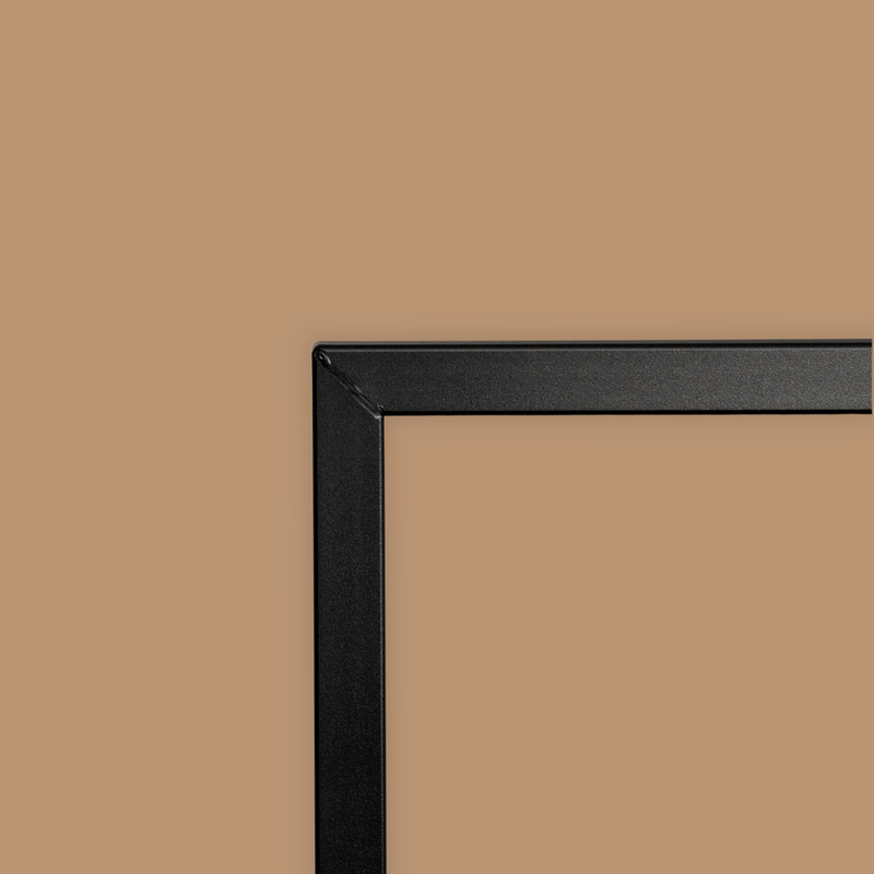 Frame Jackson - Svart klädställning med industriell, rektangulär botten