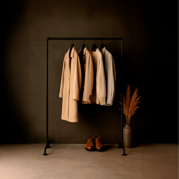 Black Roscoe – Fristående klädställning i svarta rör