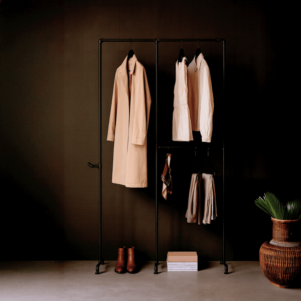 Wild Bill Elliot – Fristående klädställning i svarta rör