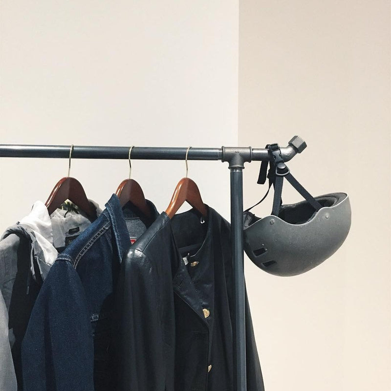 Frei stehender Kleiderständer aus dunklen Eisenrohre mit Platz Haken für Taschen und Helmen
