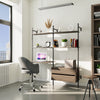 Büro Regalsystem aus minimalistischen modernen Eisenrohren, Regalfächern aus Räuchereiche und Kommode plus integriertem Schreibtisch