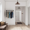 Wandmontierte Kleiderstange aus schwarzen Profilrohren minimalistisches Design für den Eingang