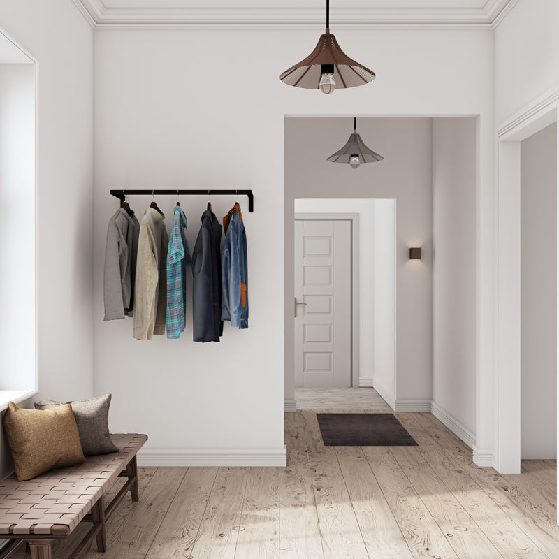 Wandmontierte Kleiderstange aus schwarzen Profilrohren minimalistisches Design für den Eingang