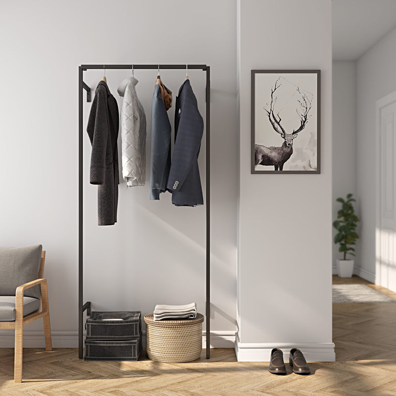 begehbarer Kleiderschrank aus schwarzen Eisenrohren zur Wandmontage als Garderobe im Eingangsbereich
