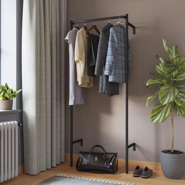 Begehbarer Kleiderschrank offenes System aus schwarzen Profilrohren zum Aufhängen von Kleidung