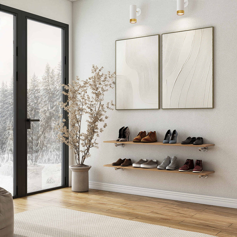 Modernes Schuhregal aus schwebenden Eichenholzregalen mit silbernen Eisenhalterungen 