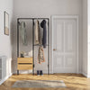 Offenes Kleiderschranksystem aus schwarzen Rohren und Kommode aus Eiche für minimalistische Garderobe im Eingang