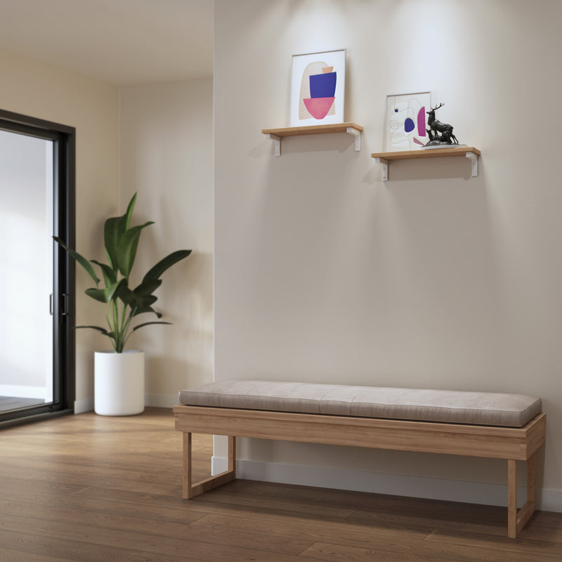 Wanddekoration im Eingangsbereich mit Eichenholzregalen und weißen minimalistischen Halterungen