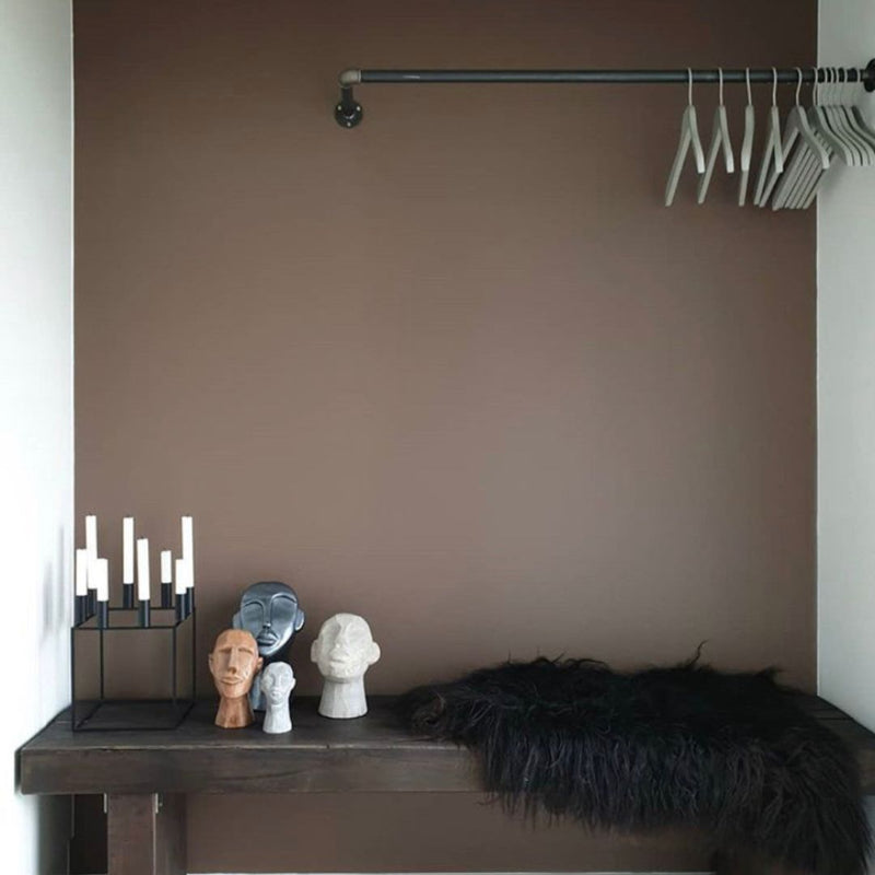 Moderne Kleiderstange mit Montage an der Wand zum Aufhängen von Jacken und Taschen im Flur