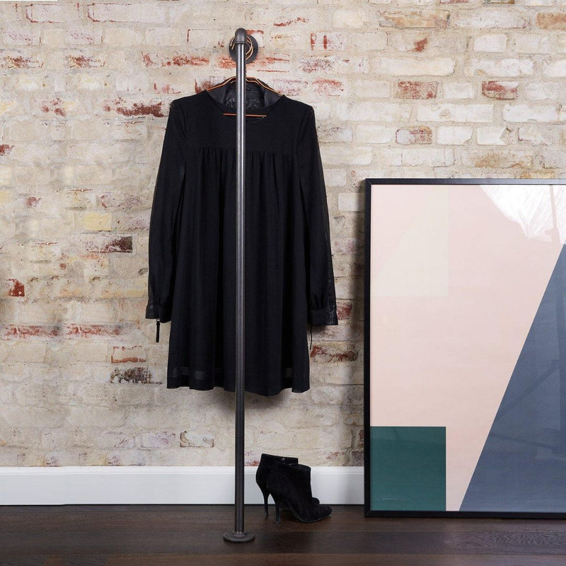 moderne Kleiderstange mit Montage an der Wand für die Garderobe oder den Flur