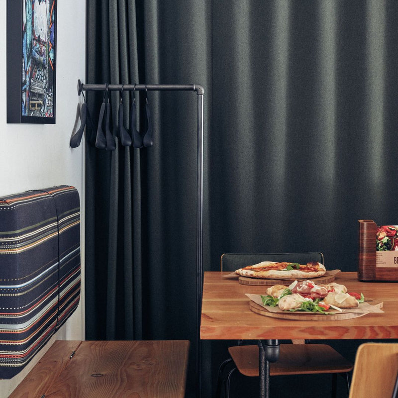 Kleiderstange zum Aufhängen von Kleidung von Gästen in Restaurant einfache Lösung