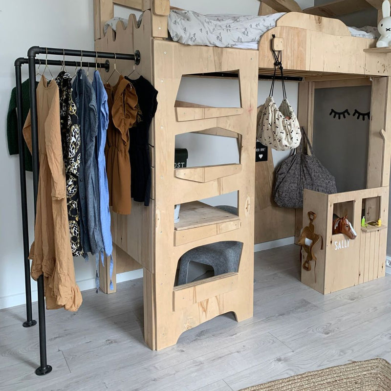 Praktische Aufbewahrungslösung im Kinderzimmer mit Eisenstangen aus dunklen Wasserrohren als offener Kleiderschrank