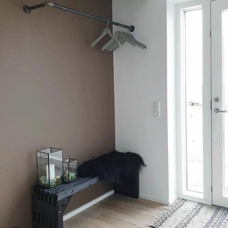 moderne Kleiderstange in L-Form zur Montage an der Wand zum Aufhängen von Jacken im Eingangsbereich