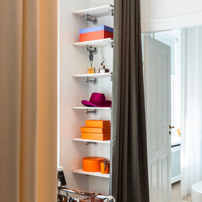 Wandmontierte Regale als offener Kleiderschrank zur Aufbewahrung von Hütten und Boxen