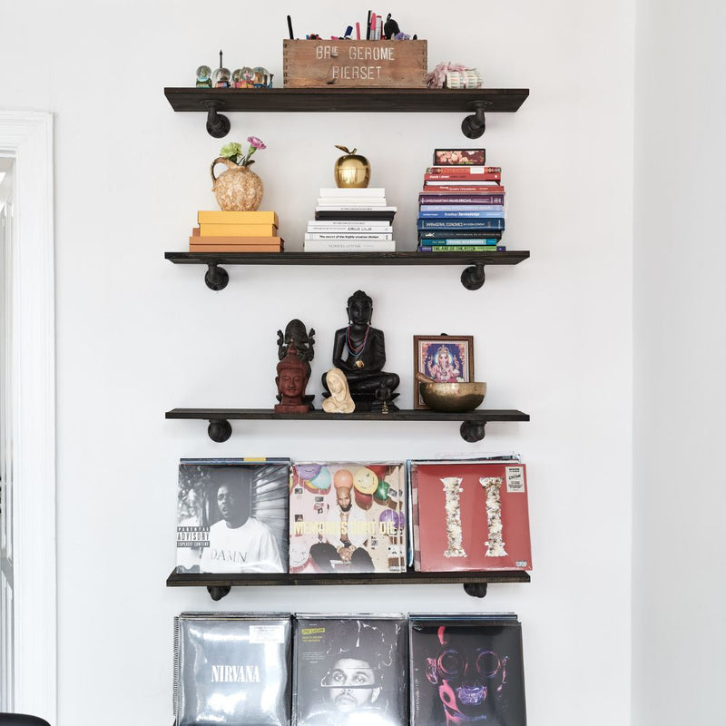 Wandmontierte Regale als Dekoration im Wohnzimmer mit Postern und Büchern gestaltet industrieller Stil