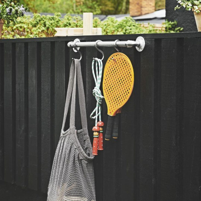Wandmontierte Kleiderstange mit geringer Tiefe aus gezinkten Eisenrohren zum Aufhängen von Dingen im Garten