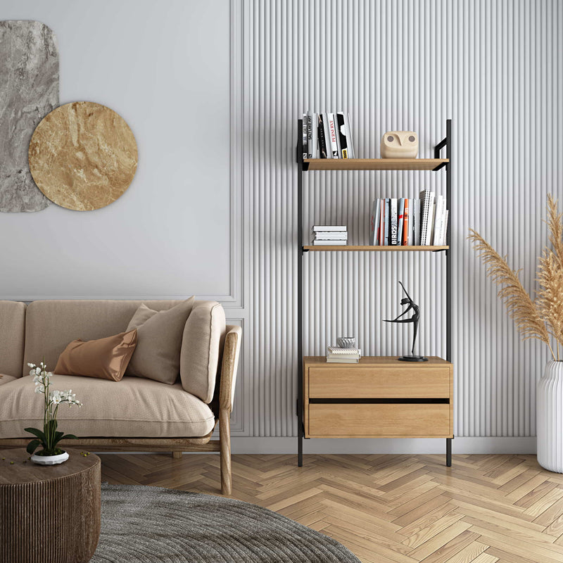 wandmontiertes Regalsystem aus schwarzen industriellen Eisenrohren mit zwei Eichenregalen und Schubfächern für zusätzlichen Stauraum im Wohnzimmer