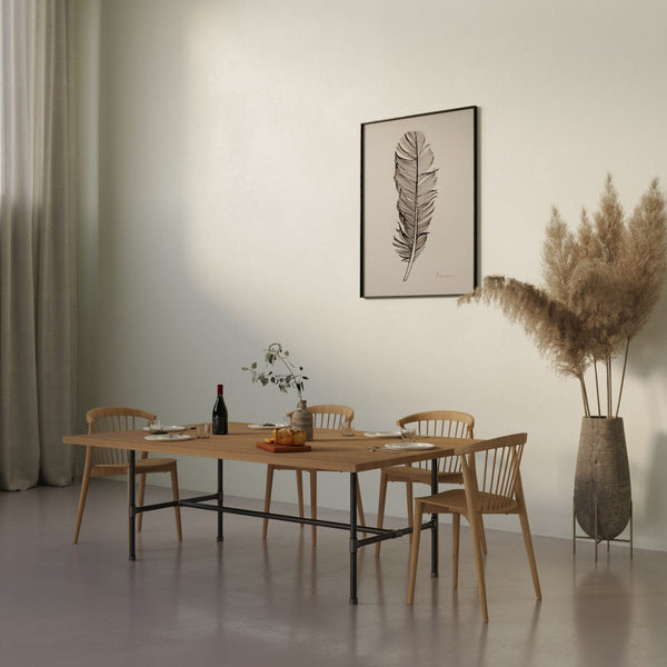 Moderner Esstisch mit Original Tischgestell - Waterpipe-Design und schwerer Holzplatte in gemütlicher Wohnumgebung