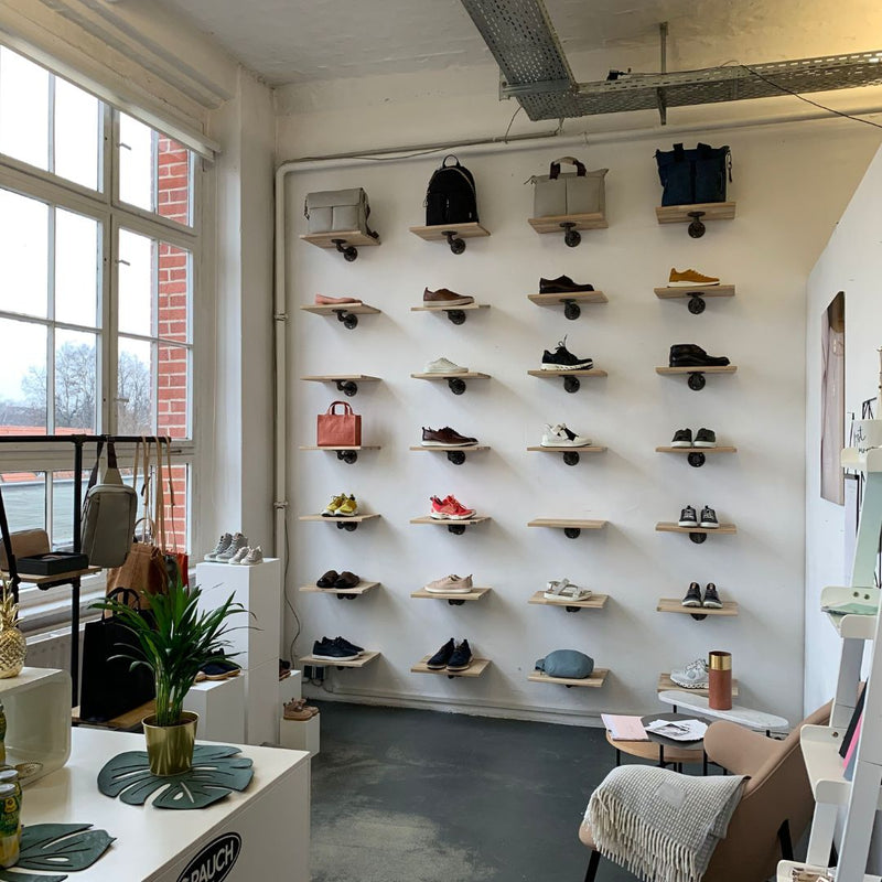 Wandhalterunen im industriellen Stil moderne Aufbewahrungslösung im Schuhgeschäft