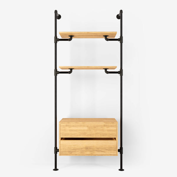 Begehbarer, offener Kleiderschrank aus dunklen Eisenrohren mit zwei höhenverstellbaren Regalen und einer Holzkommode aus klassischer Eiche