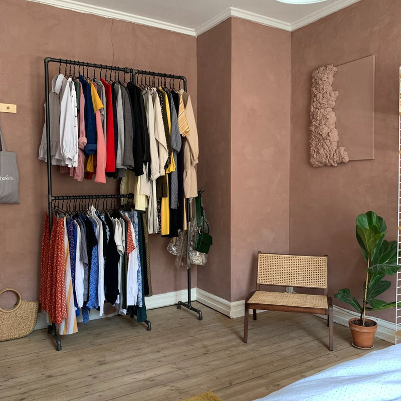 Moderner Freistehender Kleiderständer aus dunklen Eisenrohren für kurze Kleidung offener Kleiderschrank im Schlafzimmer