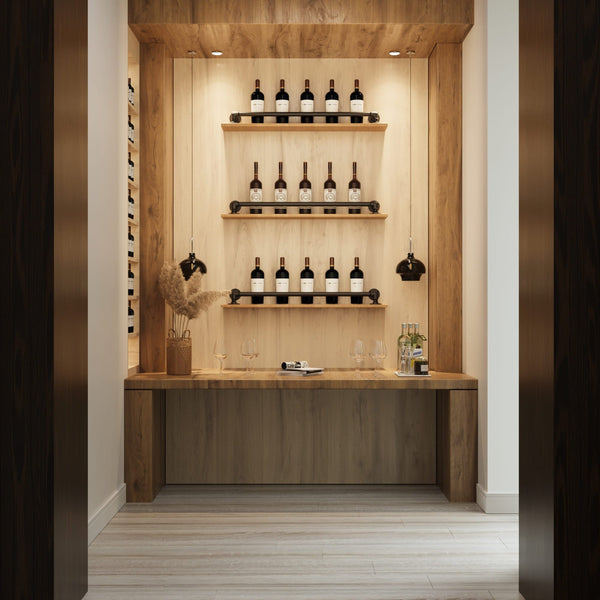 Wandmontiertes Weinregal mit Eichenholz 80cm mit drei Holzregalen und stilvoll präsentierten Weinflaschen in modernem Ambiente